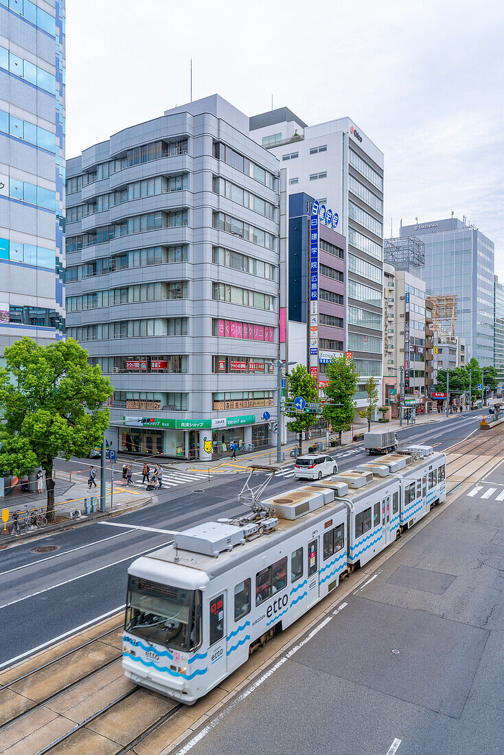 Blick von oben auf den Verkehr und die Straßenbahn auf der Hauptstraße bei Tag, Hondori, Naka Ward, Hiroshima, Honshu, Japan