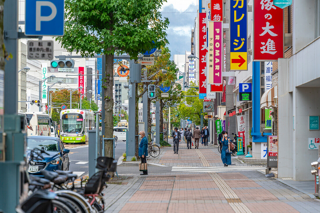 Blick auf eine Straßenbahn auf einer Hauptstraße bei Tag, Hondori, Naka Ward, Hiroshima, Honshu, Japan