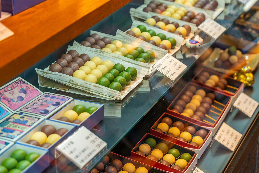 Blick auf klassische japanische Mochi-Süßigkeiten in einem Geschäft im Gion-Bezirk, Kyoto, Kansai, Honshu, Japan