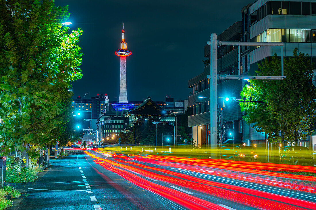 Blick auf den Nidec-Kyoto-Turm und die Lichter des Weges bei Nacht, Bezirk Shimogyo, Higashishiokojicho, Kyoto, Honshu, Japan