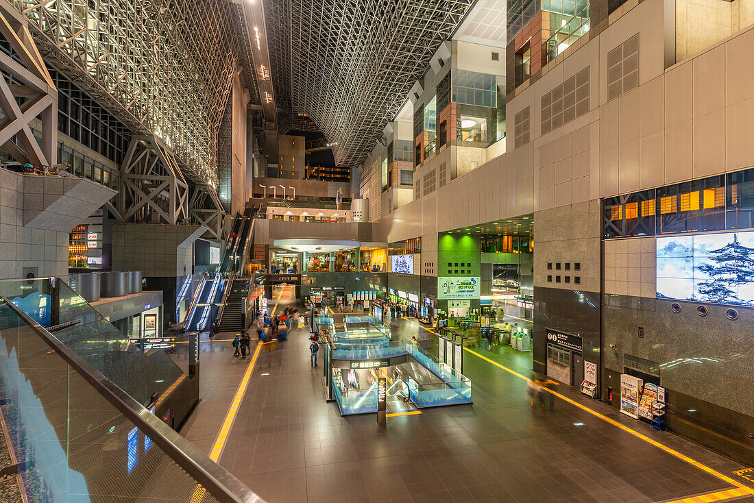 Blick auf den Bahnhof Kyoto bei Nacht, Bezirk Shimogyo, Higashishiokojicho, Kyoto, Honshu, Japan