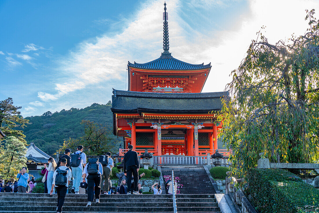 View of Kiyomizu-dera Niomon Gate at Kiyomizu-dera Temple, UNESCO, Kiyomizu, Higashiyama Ward, Kyoto, Honshu, Japan