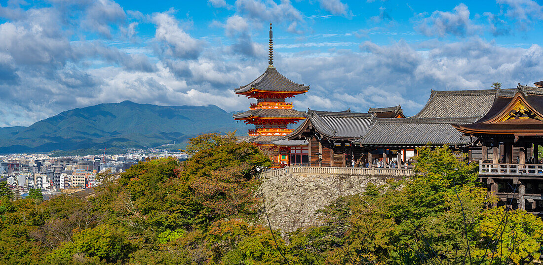 Blick auf den Kiyomizu-dera-Tempel, UNESCO, mit der Stadt im Hintergrund, Kiyomizu, Bezirk Higashiyama, Kyoto, Honshu, Japan