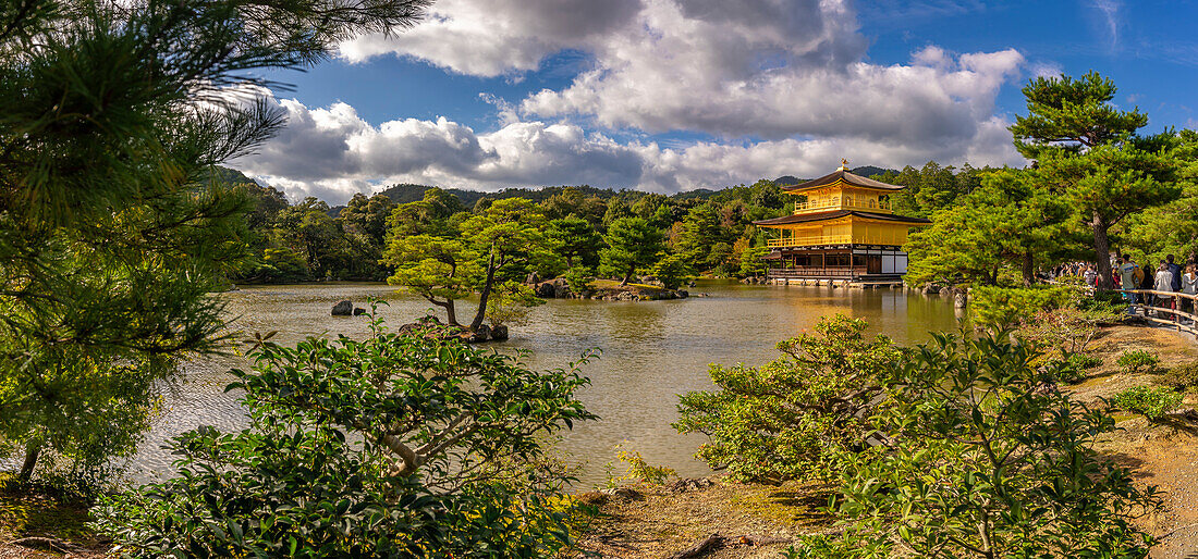 Ansicht des Goldenen Tempels (Kinkaku-ji) (Tempel des Goldenen Pavillons), UNESCO, Kyoto, Honshu, Japan