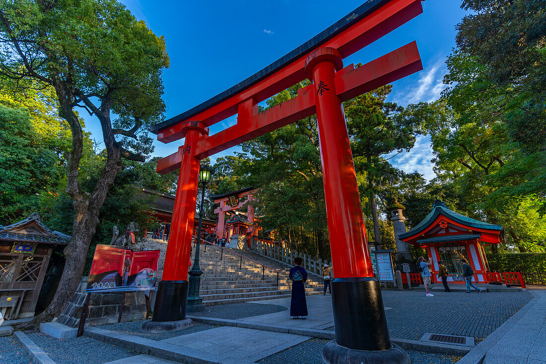 Blick auf den Fushimi Inari-Schrein in der Abenddämmerung, Fukakusa Yabunouchicho, Stadtbezirk Fushimi, Kyoto, Honshu, Japan