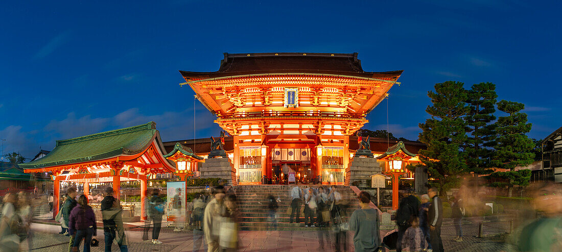 Blick auf den Fushimi-Inari-Schrein in Kyoto in der Abenddämmerung, Fukakusa Yabunouchicho, Bezirk Fushimi, Kyoto, Honshu, Japan