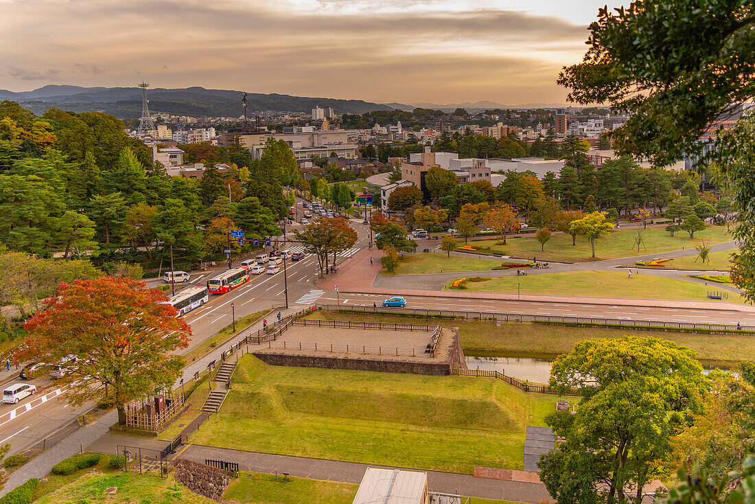 Blick auf Kanazawa vom Hommaru-enchi Park bei Sonnenuntergang, Schloss Kanazawa, Stadt Kanazawa, Präfektur Ishikawa, Honshu, Japan