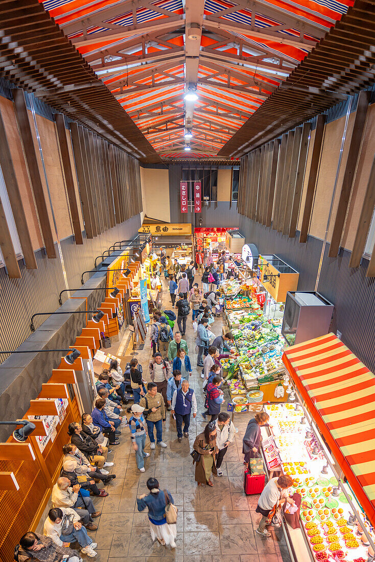 Erhöhte Ansicht von Ständen und Menschen auf dem Omicho-Markt, Kanazawa-Stadt, Präfektur Ishikawa, Honshu, Japan