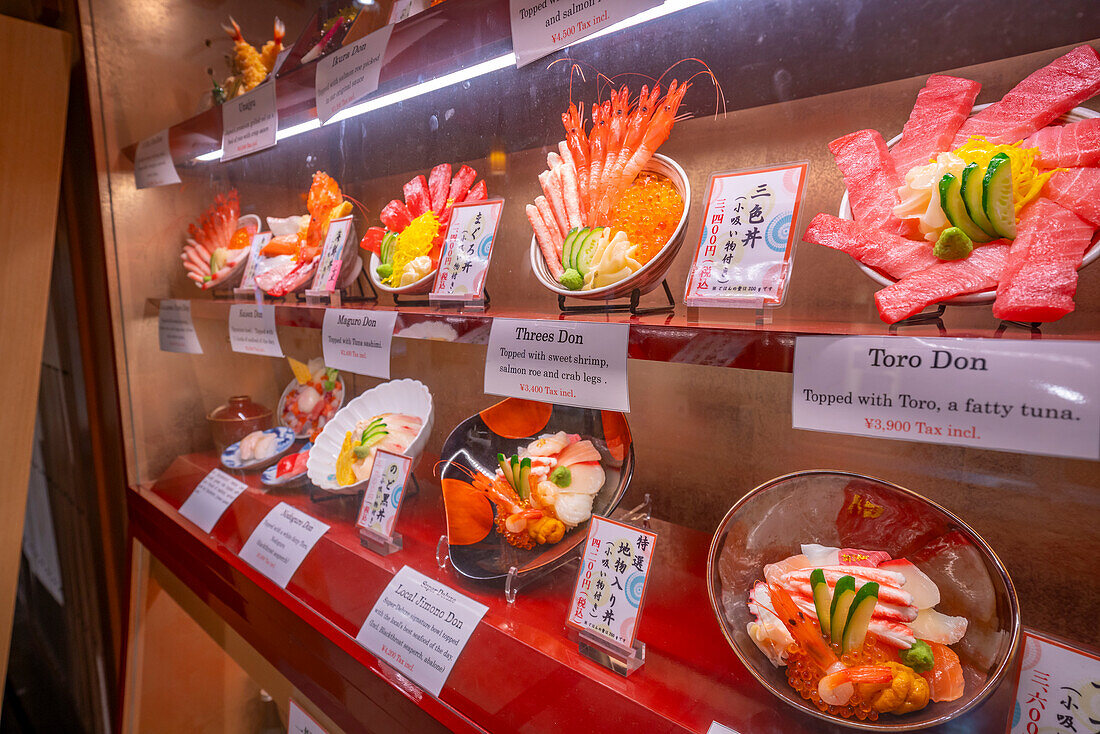 Blick auf die bunte Fassade eines Restaurants auf dem Omicho-Markt, Kanazawa-Stadt, Präfektur Ishikawa, Honshu, Japan