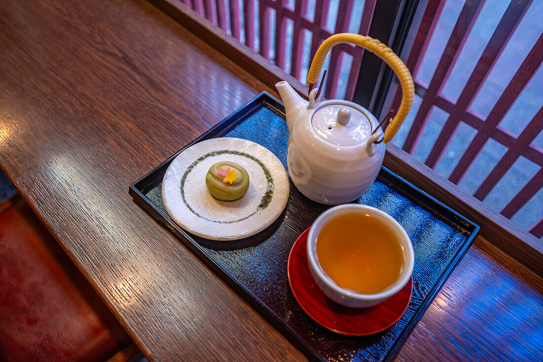 Blick auf Mochi, traditionelle japanische Süßwaren und Tee im Bezirk Higashi Chaya, Stadt Kanazawa, Präfektur Ishikawa, Honshu, Japan