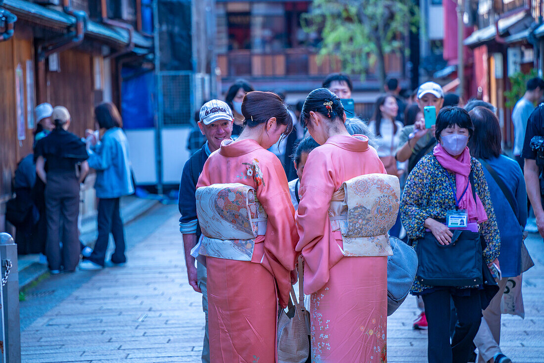 Blick auf junge Damen in Kimonos im Bezirk Higashi Chaya, Stadt Kanazawa, Präfektur Ishikawa, Honshu, Japan