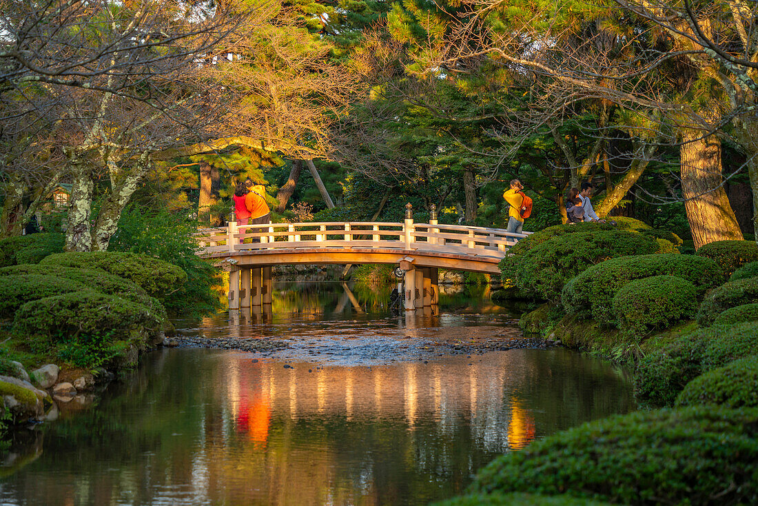 Blick auf die Hanami-Bashi (Blumenschau-Brücke) im Japanischen Garten Kenrokumachi, Stadt Kanazawa, Präfektur Ishikawa, Honshu, Japan