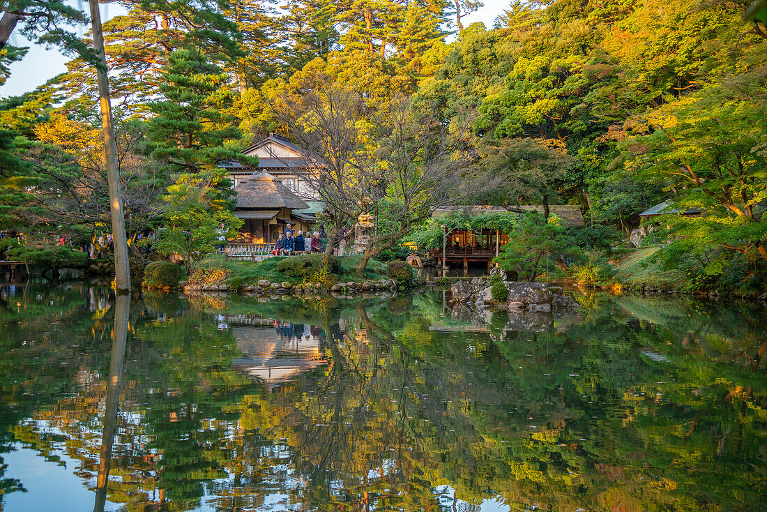 Blick auf den Hisago-ike-Teich und das Yugao-tei (Kürbis-Tee-Haus) im Japanischen Garten Kenrokumachi, Stadt Kanazawa, Präfektur Ishikawa, Honshu, Japan