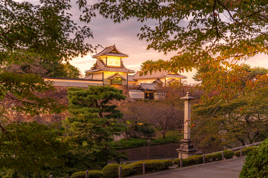 Blick auf das Nezumita-mon-Tor, Eingang zu Schloss und Park von Kanazawa bei Sonnenuntergang, Stadt Kanazawa, Präfektur Ishikawa, Honshu, Japan