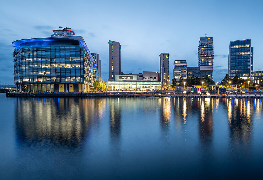 Media City, in der Dämmerung, Salford Quays, Manchester, Lancashire, England, Vereinigtes Königreich