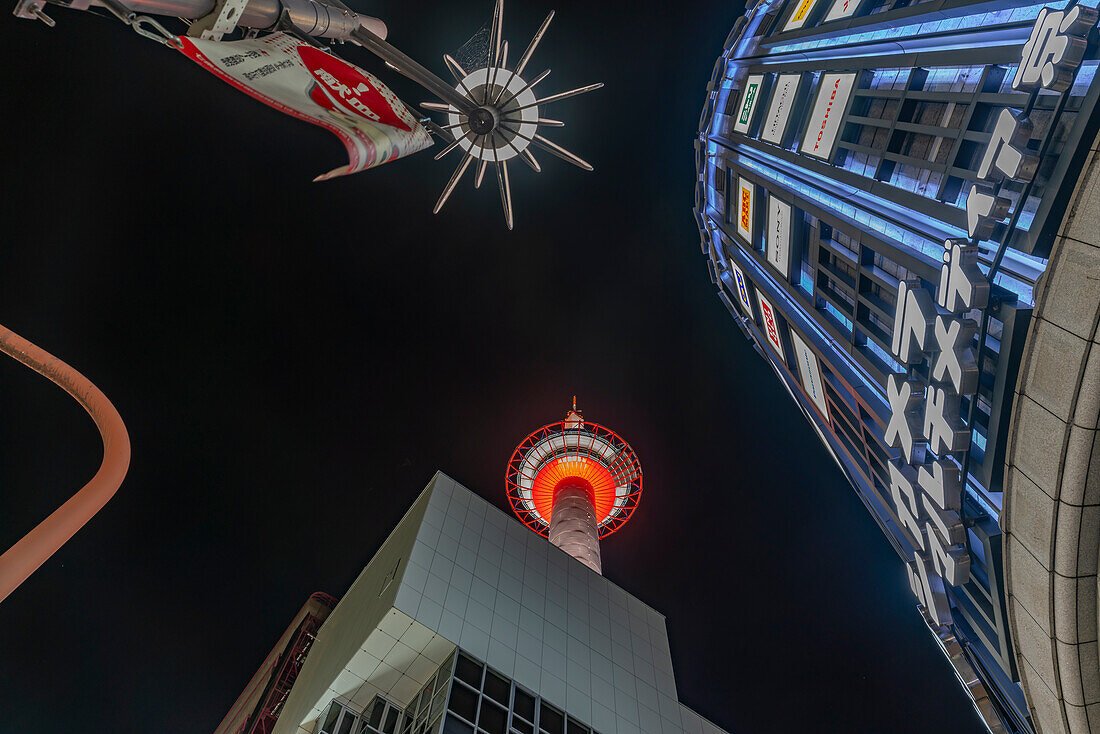 Blick auf den Nidec Kyoto Tower und nahe gelegene Gebäude bei Nacht, Bezirk Shimogyo, Higashishiokoji Kamadonocho, Kyoto, Honshu, Japan