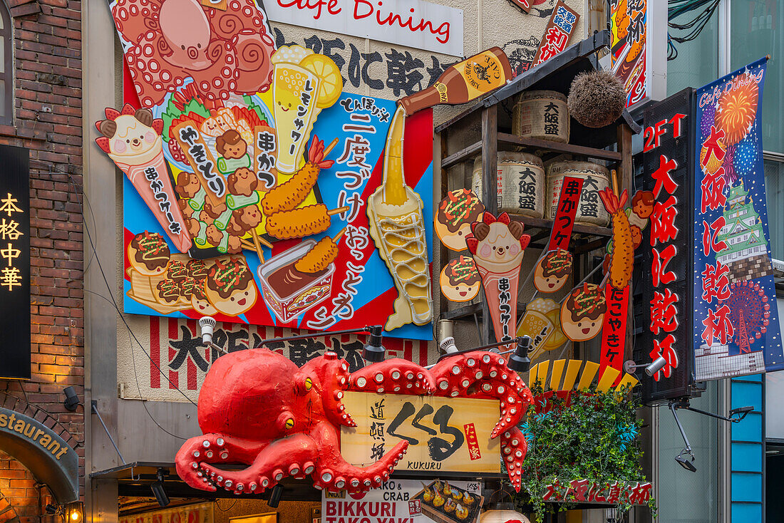 Blick auf bunte Fassaden von Restaurants in Dotonbori, pulsierendes Vergnügungsviertel in Flussnähe, Osaka, Honshu, Japan