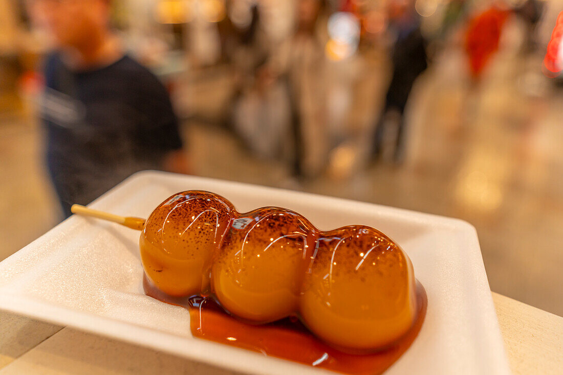 Blick auf Dango aus Reismehl in Dotonbori, pulsierendes Vergnügungsviertel in Flussnähe, Osaka, Honshu, Japan