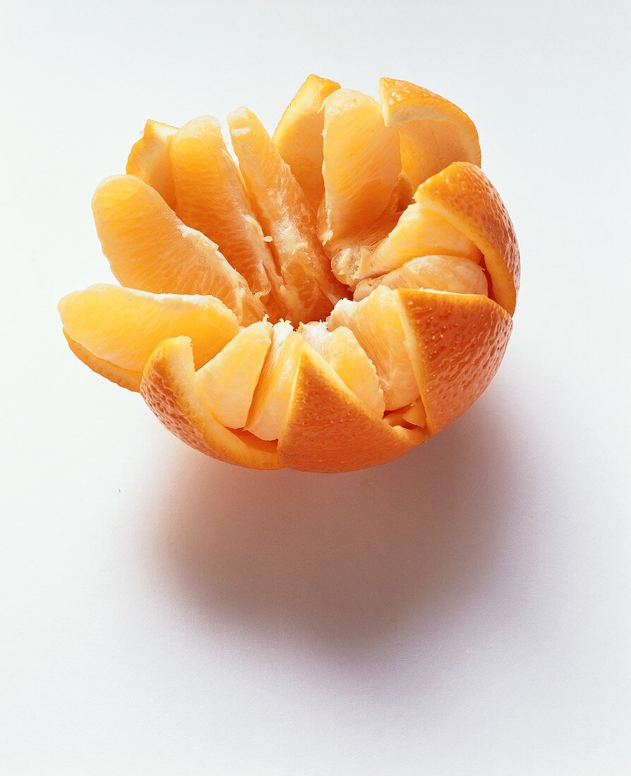 Geöffnete Orange auf weißem Untergrund