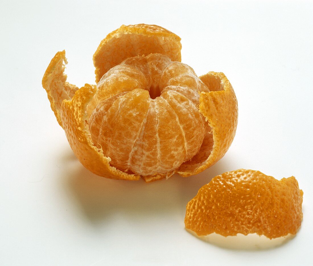 Halb geschälte Mandarine in der Schale