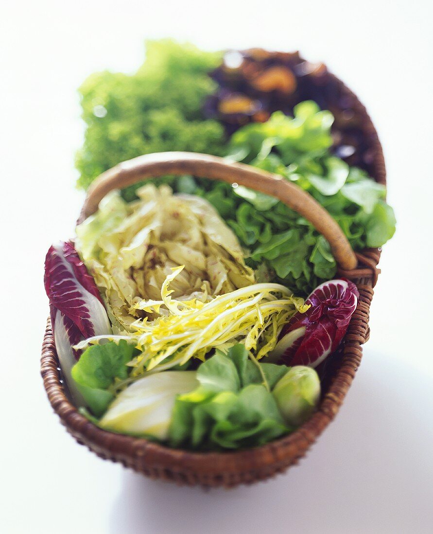 Verschiedene Salate im Weidenkorb