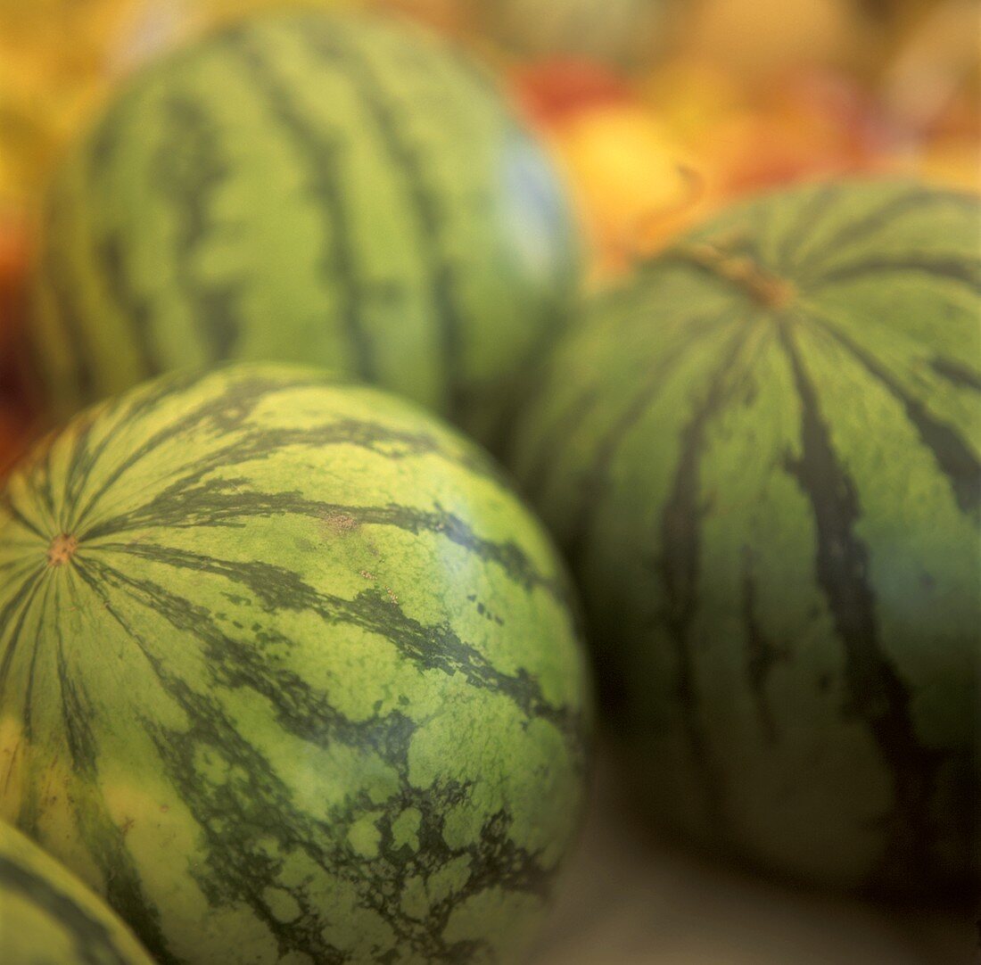 Drei Wassermelonen auf einem Markt