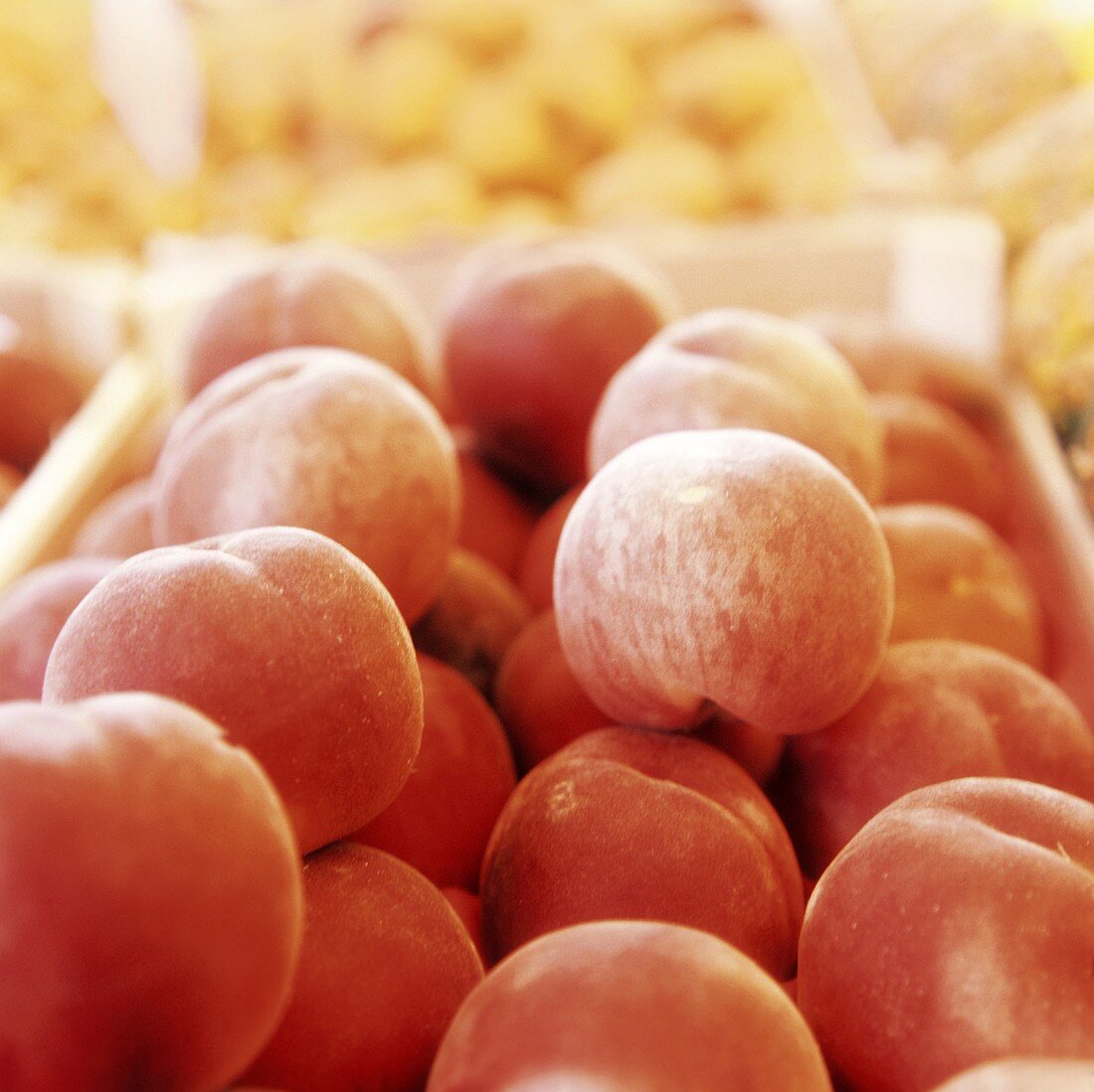 Rote Pfirsiche in einer Steige