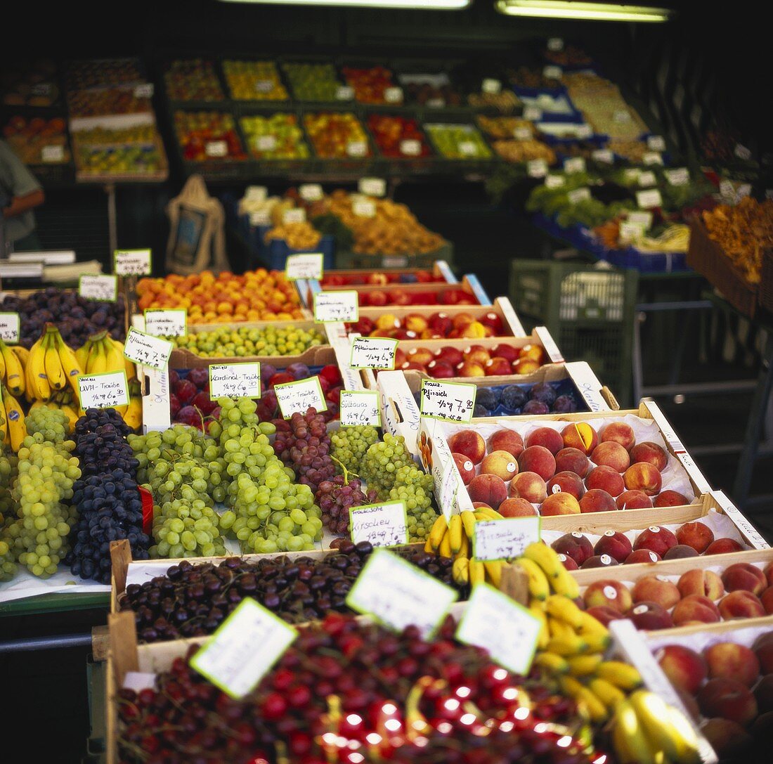 Frisches Obst in Steigen auf einem Marktstand