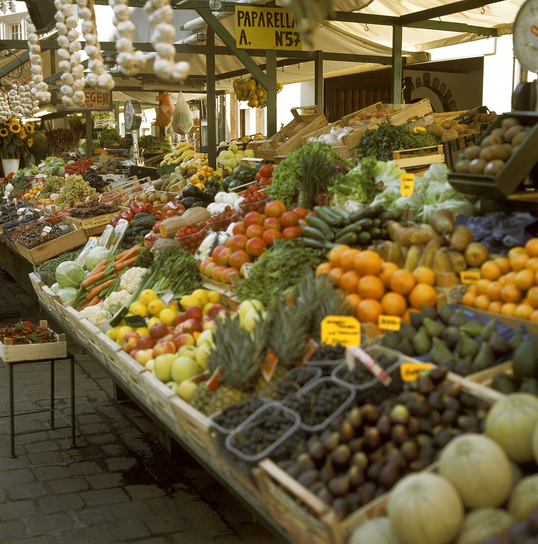 Italienischer Marktstand mit Gemüse und Obst