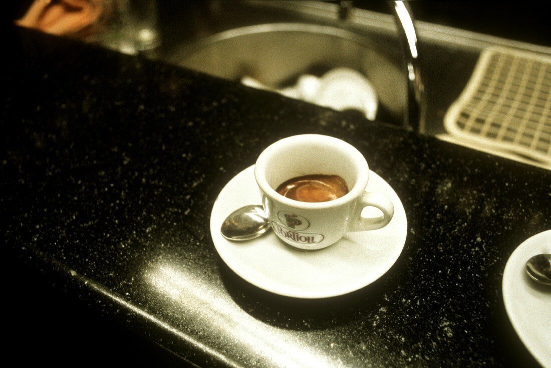 Tasse Espresso auf der Theke eines Cafes