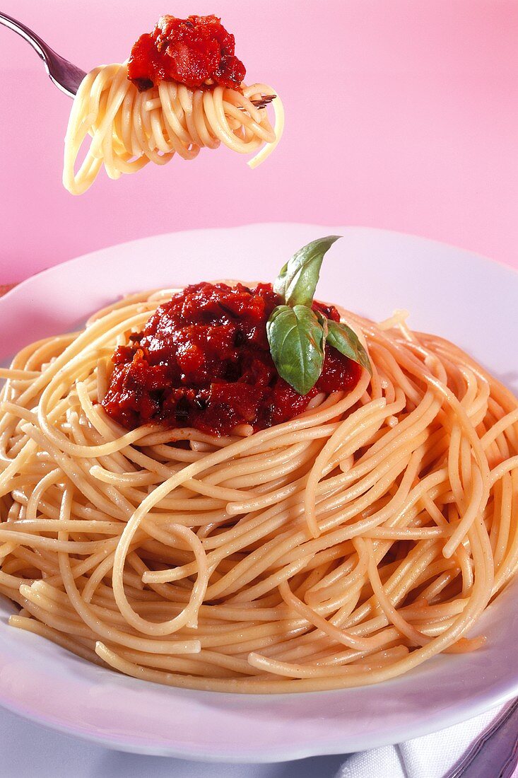 Spaghetti alla Bolognese auf Teller und Gabel