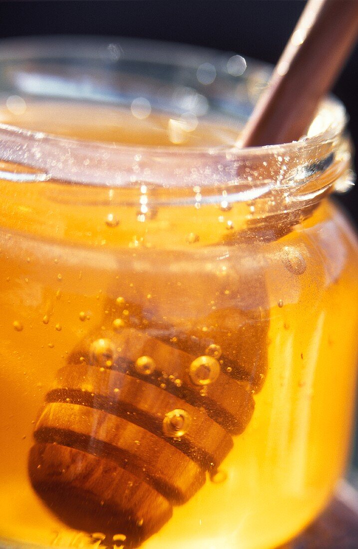 Honiglöffel im Honigglas
