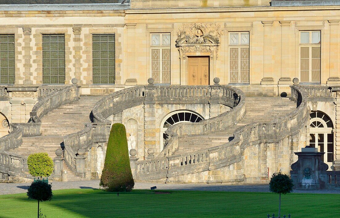 Frankreich, Seine et Marne, Fontainebleau, das von der UNESCO zum Weltkulturerbe erklärte Königsschloss, die Hufeisentreppe im Cour des Adieux, auch Cour du Cheval Blanc genannt