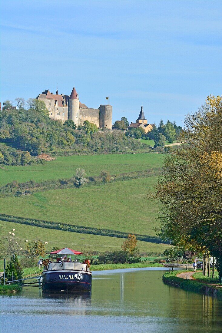 Frankreich, Cote d'Or, Lastkähne am Ufer des Burgunderkanals, Chateauneuf en Auxois