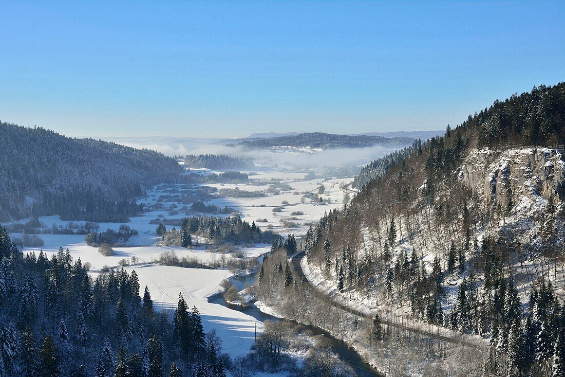 Frankreich, Doubs, La Cluse et Mijoux, Landschaft des Juramassivs (Luftaufnahme)