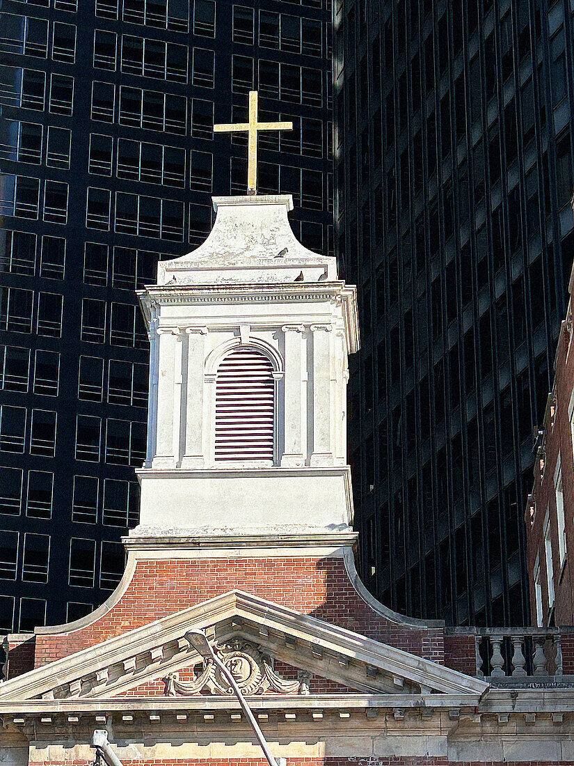 Kreuz und Kirchturm, Kirche Unserer Lieben Frau vom Heiligen Rosenkranz, Schrein von St. Elizabeth Ann Bayley Seton, Financial District, New York City, New York, USA