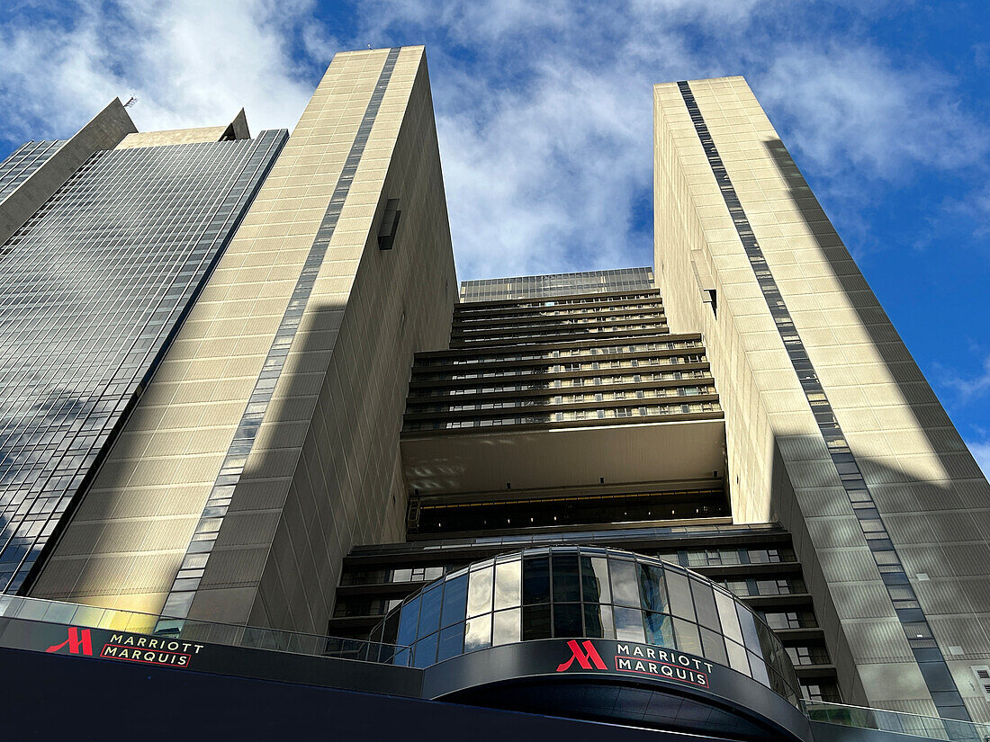 Blick von unten auf das Marriot Marquis Hotel, Times Square, New York City, New York, USA