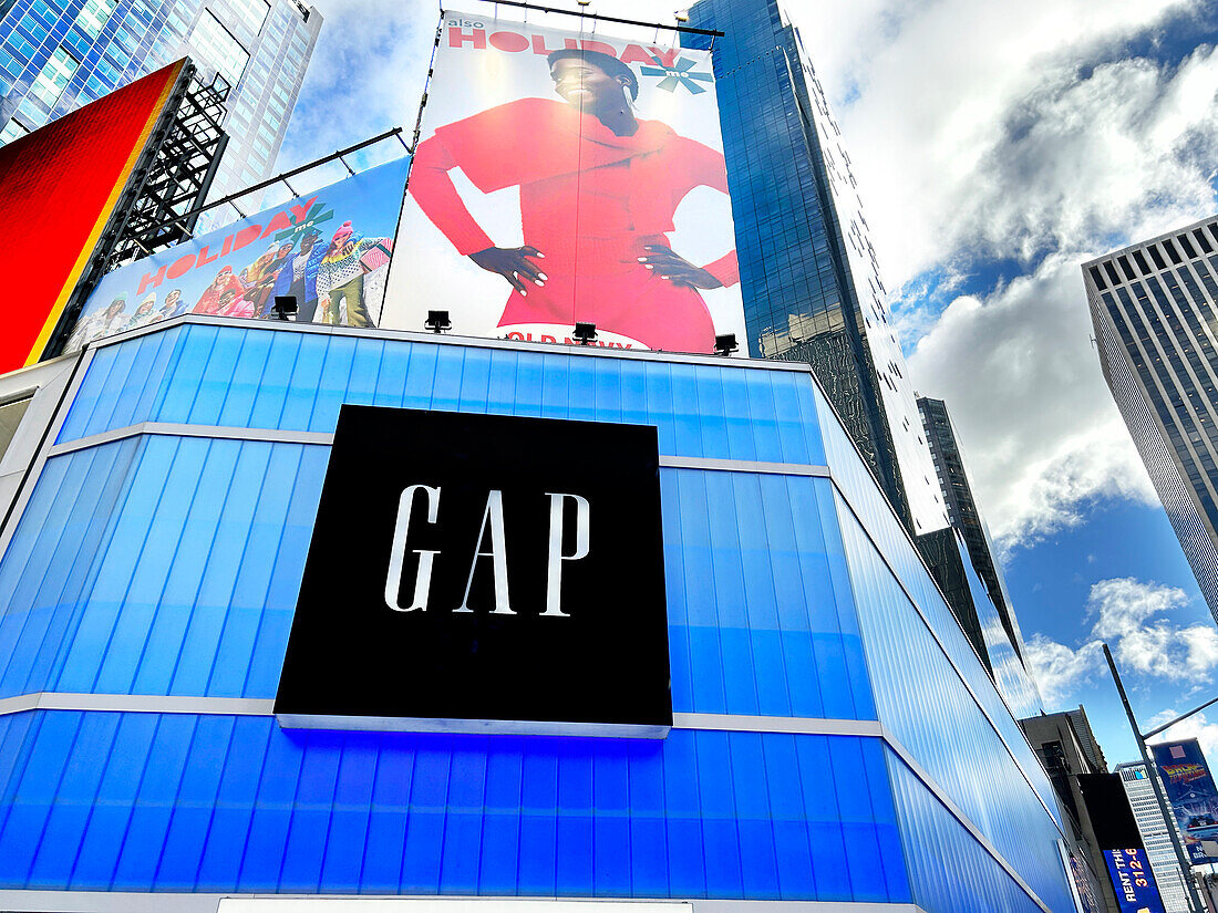 Gap-Geschäft und Werbetafeln, Times Square, New York City, New York, USA, von unten gesehen