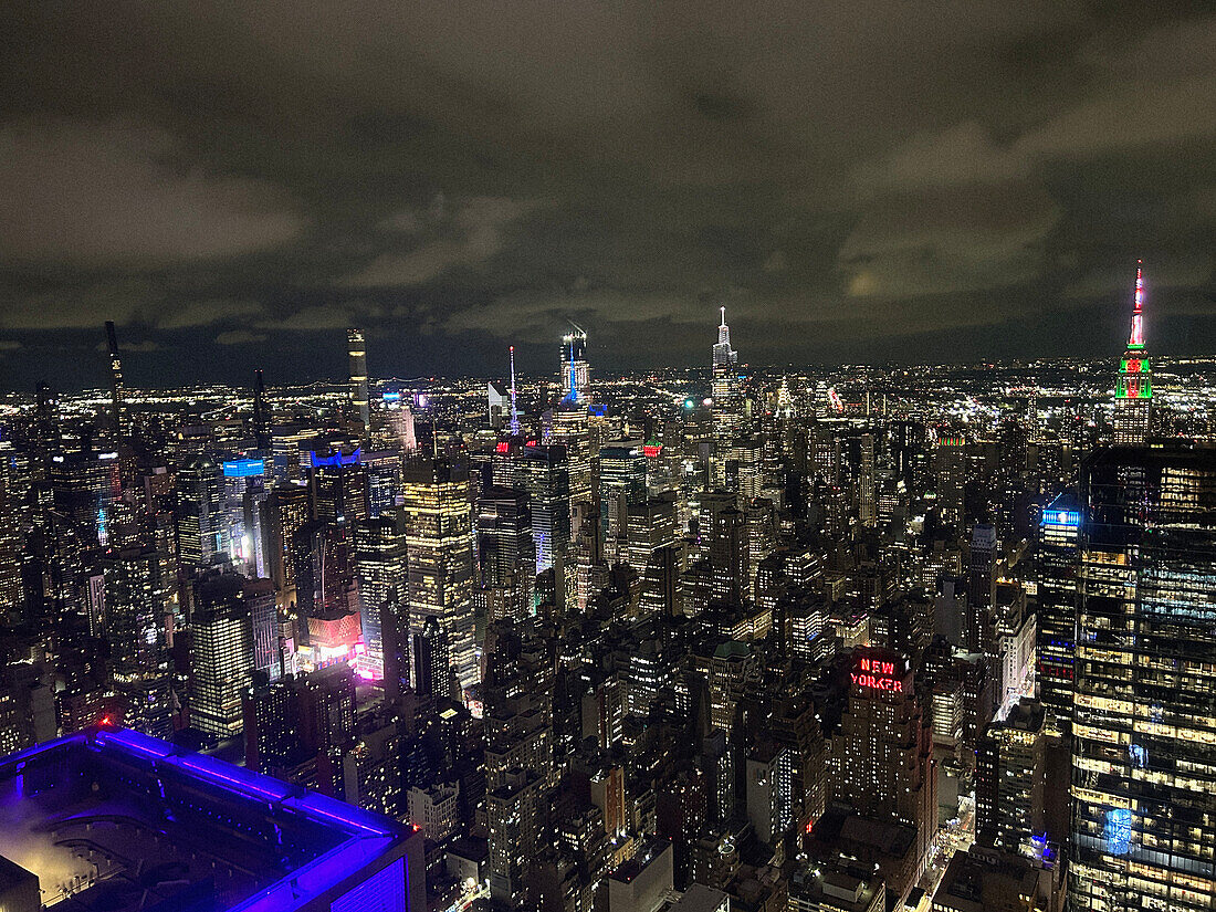 Skyline von Midtown Manhattan bei Nacht, New York City, New York, USA