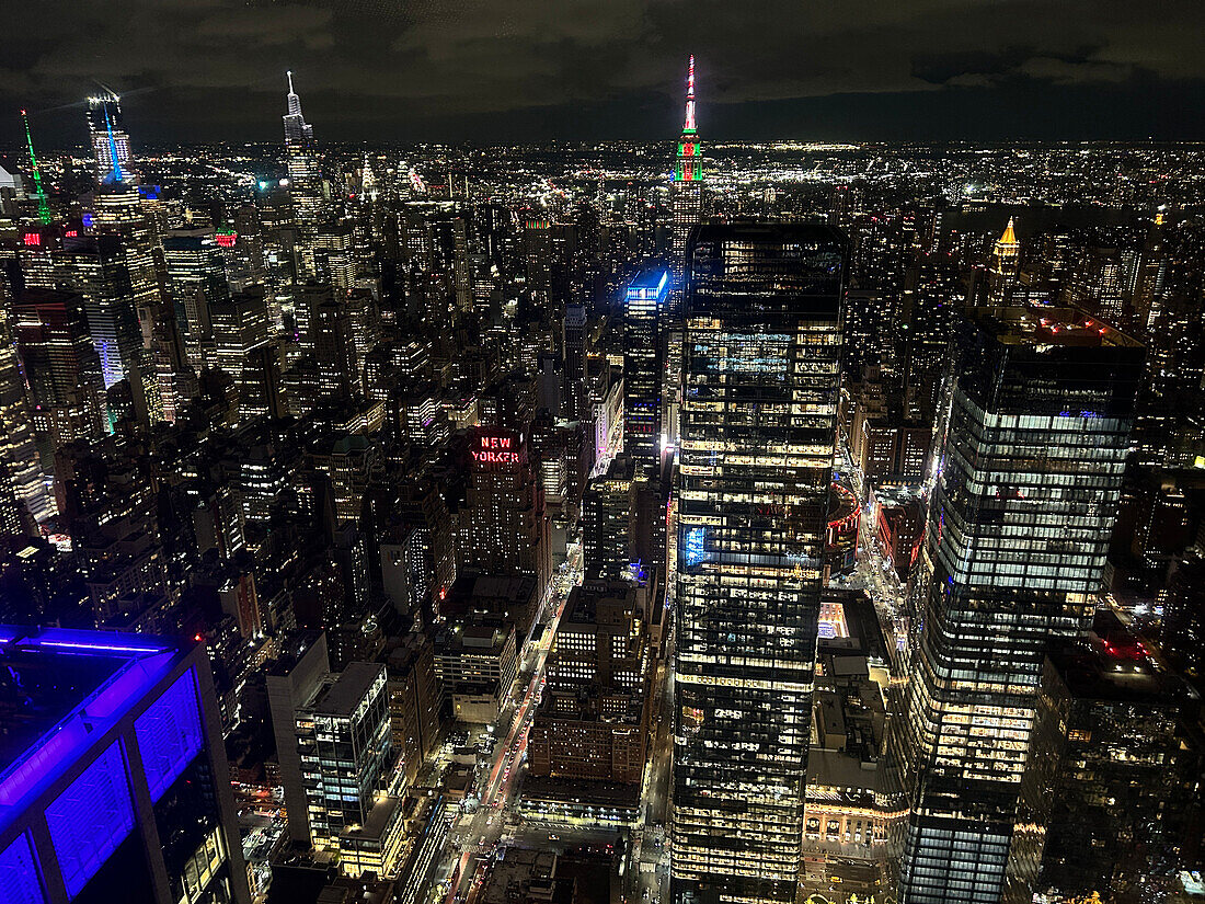 Skyline von Midtown Manhattan bei Nacht, New York City, New York, USA, aus hohem Winkel