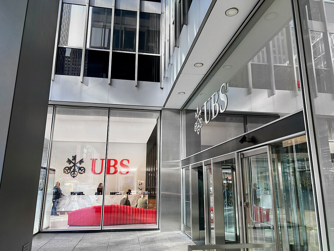 UBS Group AB, Gebäudeeingang, 1285 Avenue of the Americas, New York City, New York, USA