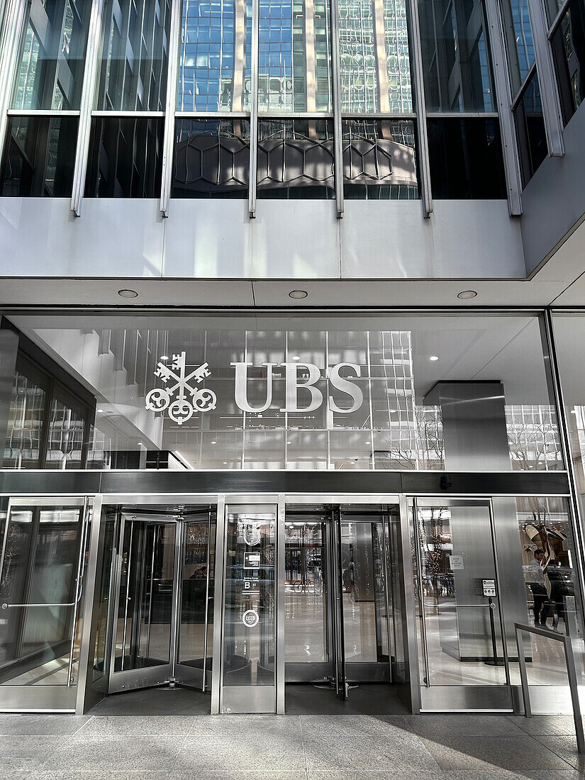 UBS Group AB, Blick von unten auf ein Detail des Gebäudes, 1285 Avenue of the Americas, New York City, New York, USA