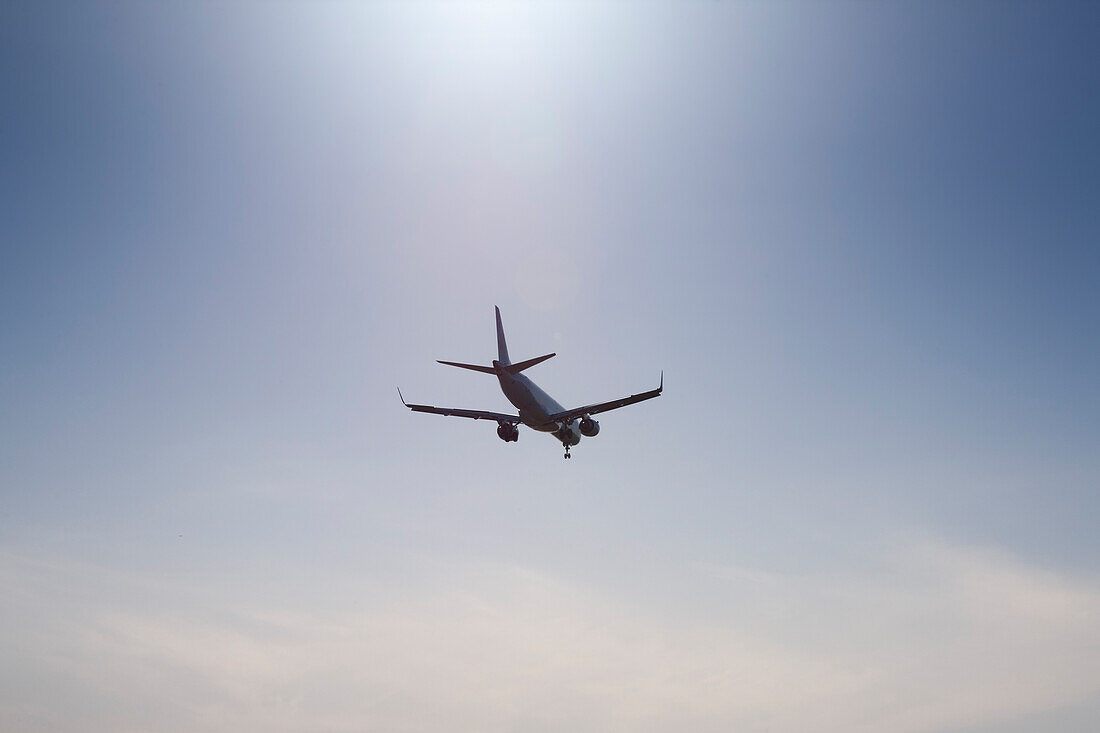 Rückansicht eines Verkehrsflugzeugs mit Sonnenblendung