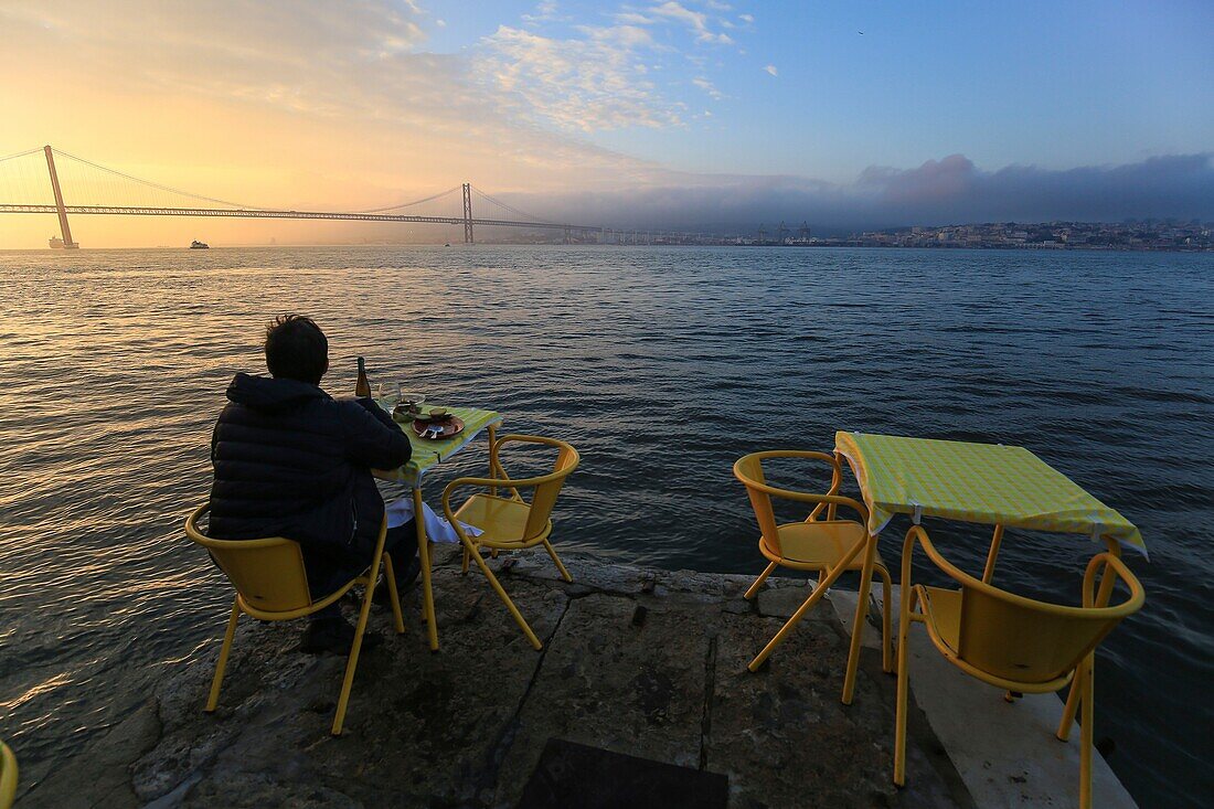 Portugal, Region Lissabon, Almada, an der Stelle namens Ponto Final am Südufer des Tajo mit der Brücke vom 25. April im Hintergrund