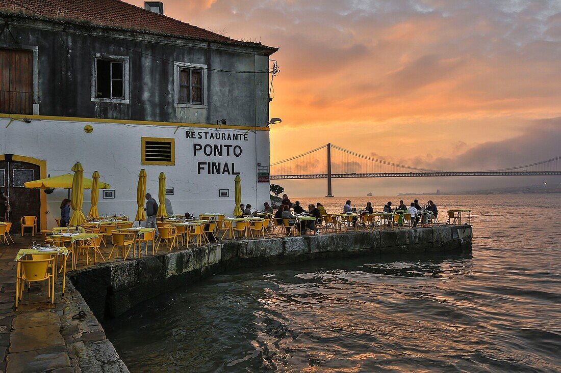 Portugal, Region Lissabon, Almada, an der Stelle namens Ponto Final am Südufer des Tajo mit der Brücke vom 25. April im Hintergrund