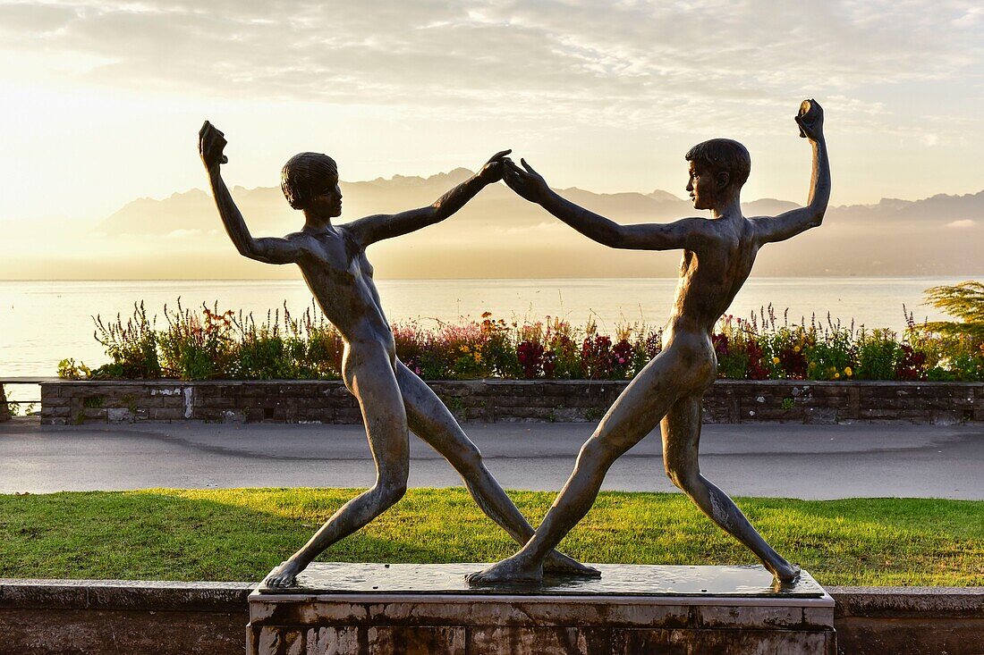 Schweiz, Kanton Waadt, Morges, am Seeufer Junge Skulptur von Girl of Milo Martin