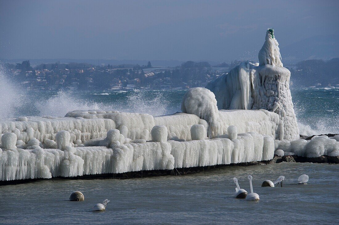 Schweiz, Kanton Waadt, Versoix, das Ufer des Genfer Sees bei sehr kaltem Wetter, der Steg ist mit Eis bedeckt, das von der Gischt aufgewirbelt wird