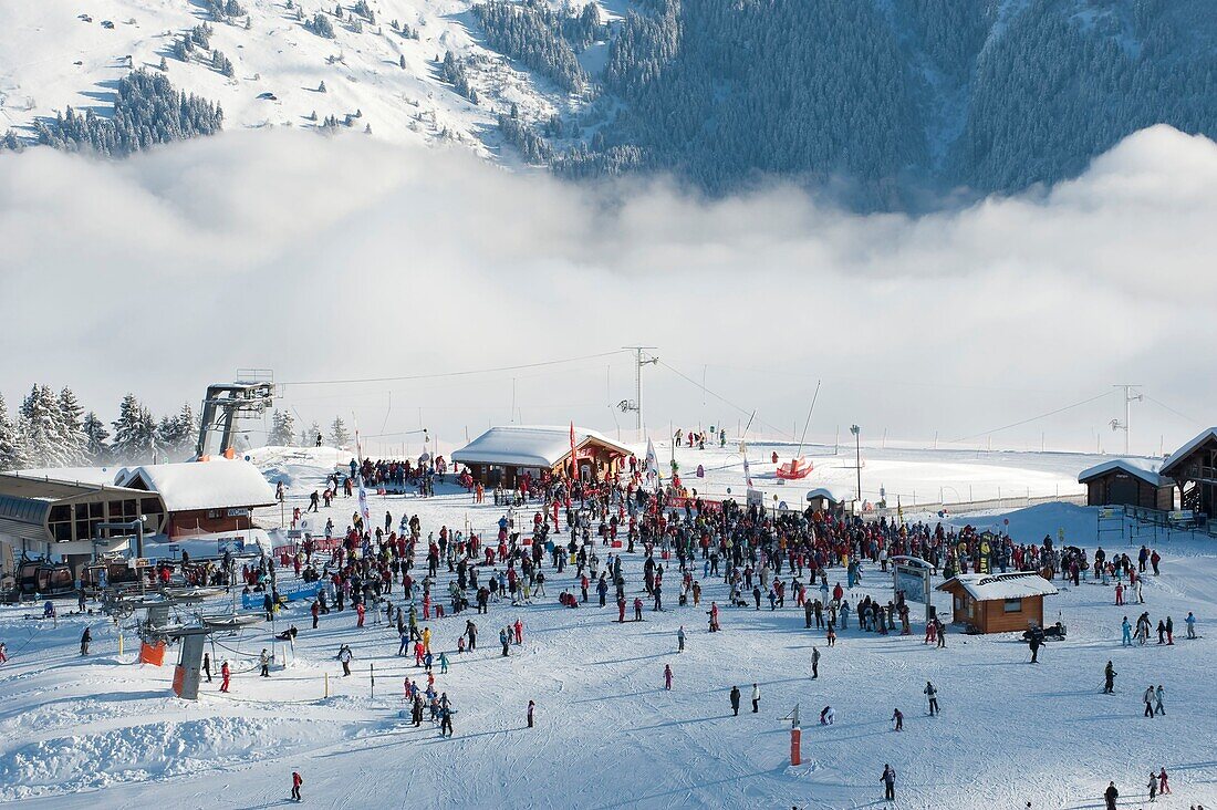 France, Haute Savoie, massif Chablais, Samoens, Grand Massif, a crowd of skiers on the plateaux of Saix