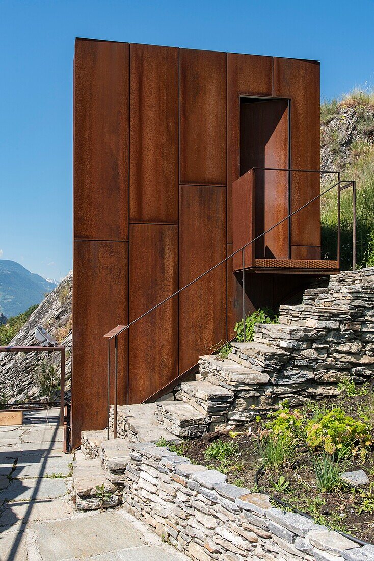 Schweiz, Wallis, Sitten, Spaziergang auf der Bisse de Clavau, inmitten der Reben bietet der rostige Kubus von Varonne (zeitgenössische Weinberghütte) dem Passanten eine lokale Gastronomie