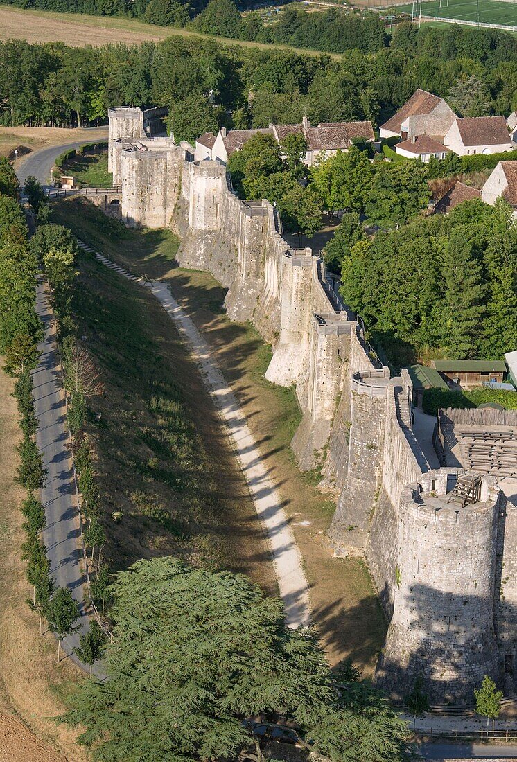 Frankreich, Seine et Marne, Provins, von der UNESCO zum Weltkulturerbe erklärt, die Oberstadt und die Stadtmauern (Luftbild)